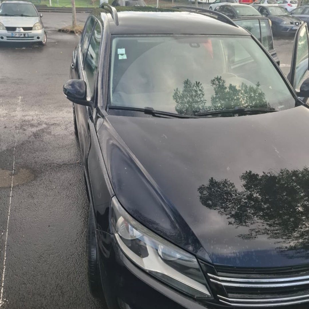 VW Tiguan capot
