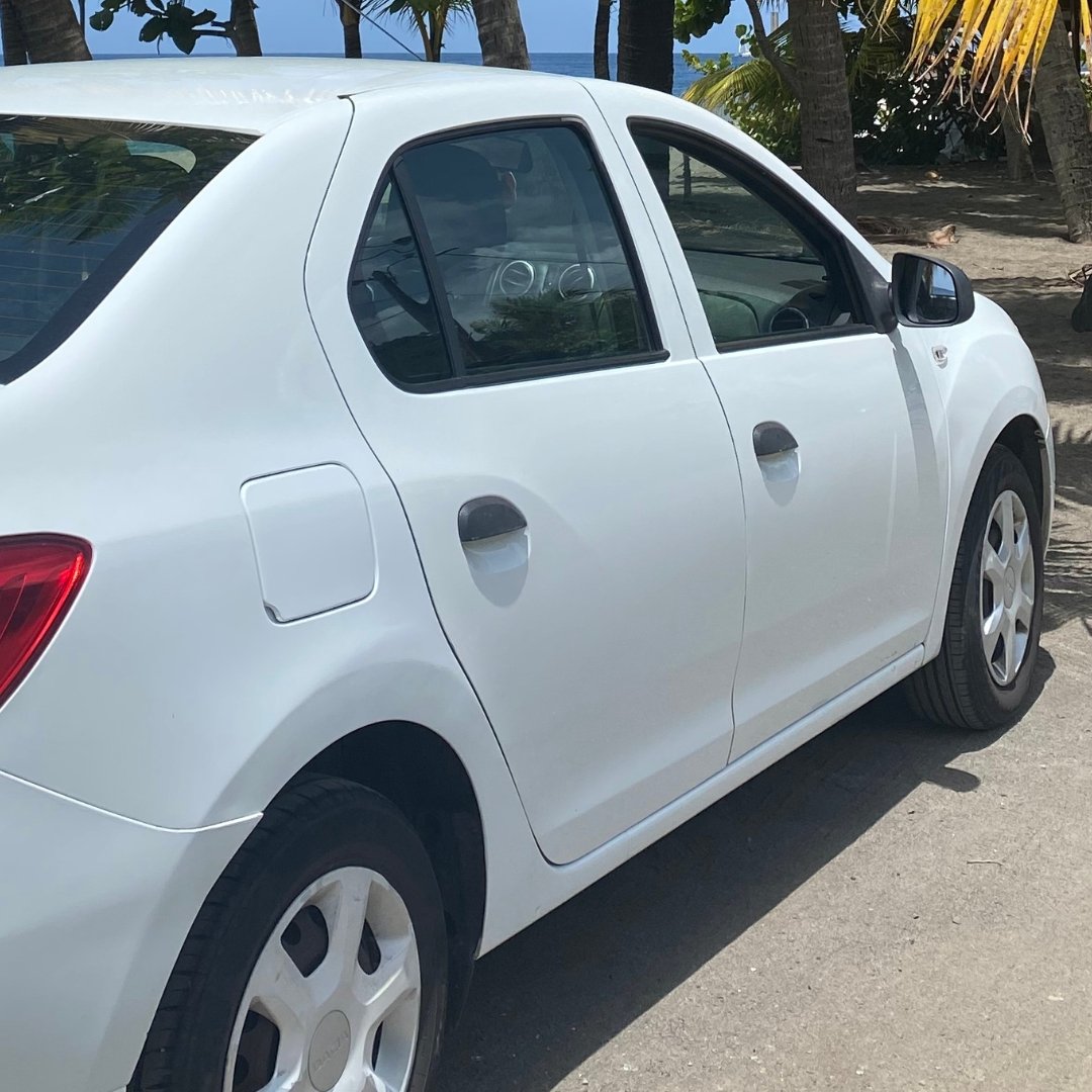 Dacia Logan CBG Location arrière bord de mer Martinique
